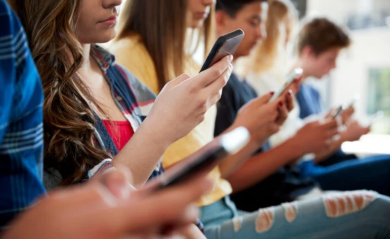 Từ tháng 1/2024 Hà Lan cấm học sinh sử dụng điện thoại di động trong trường học